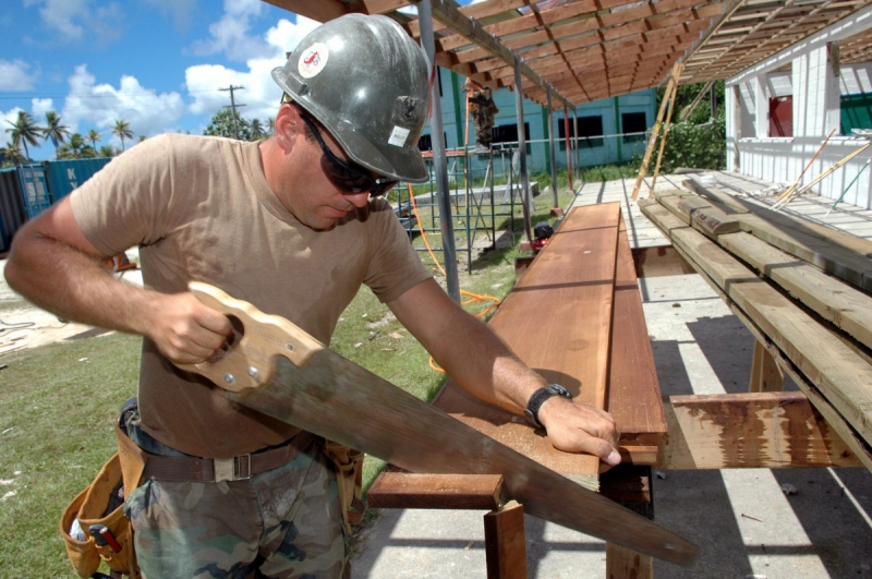 charpentier-ST ANTONIN DU VAR-min_worker_construction_building_carpenter_male_job_build_helmet-893290